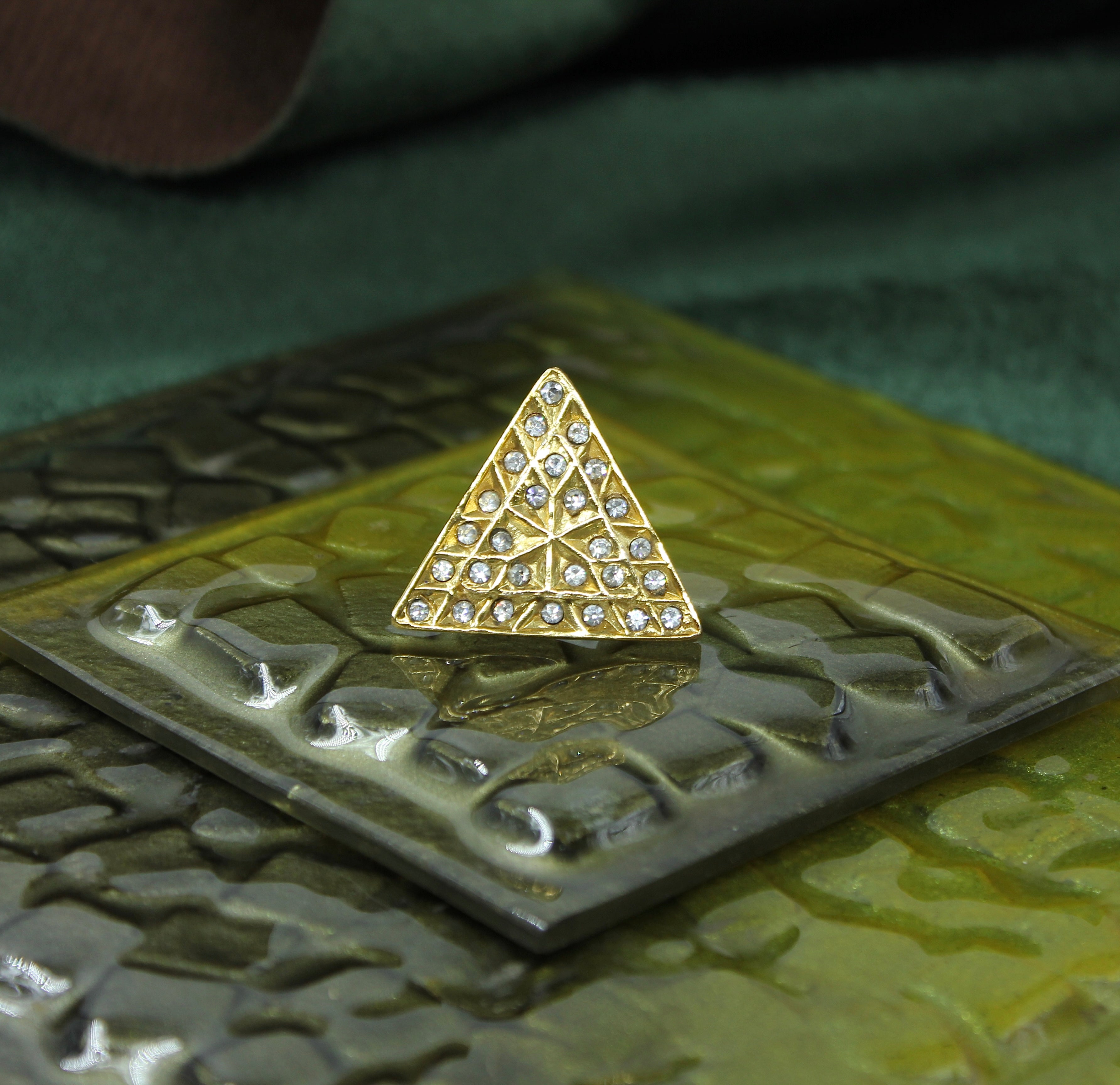 Vedhika – Triad Kundan Statement Ring