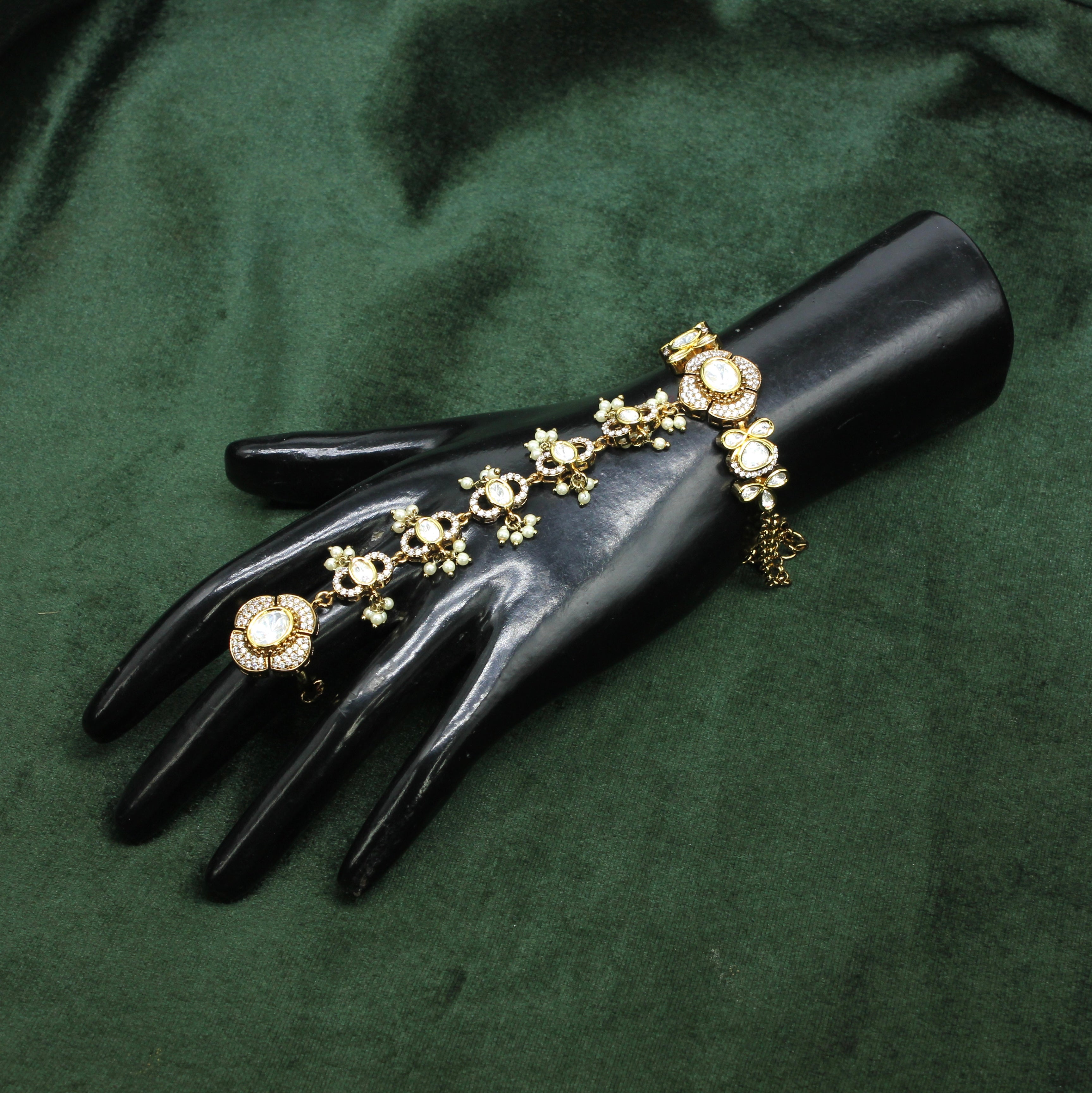 Naira – Classic Radiance Kundan Hathphool Pair